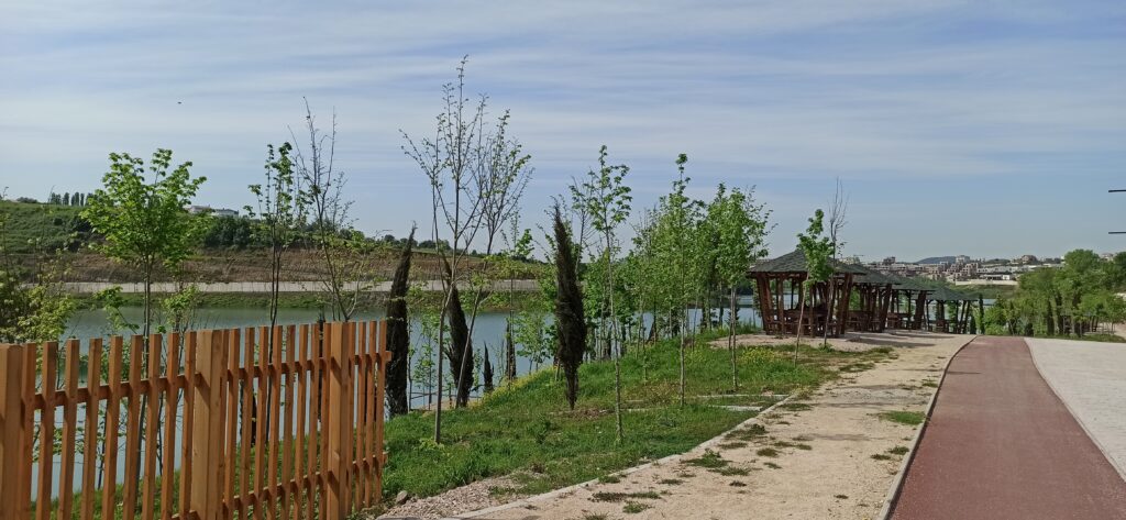 Quiet picnic spots to Farka Lake